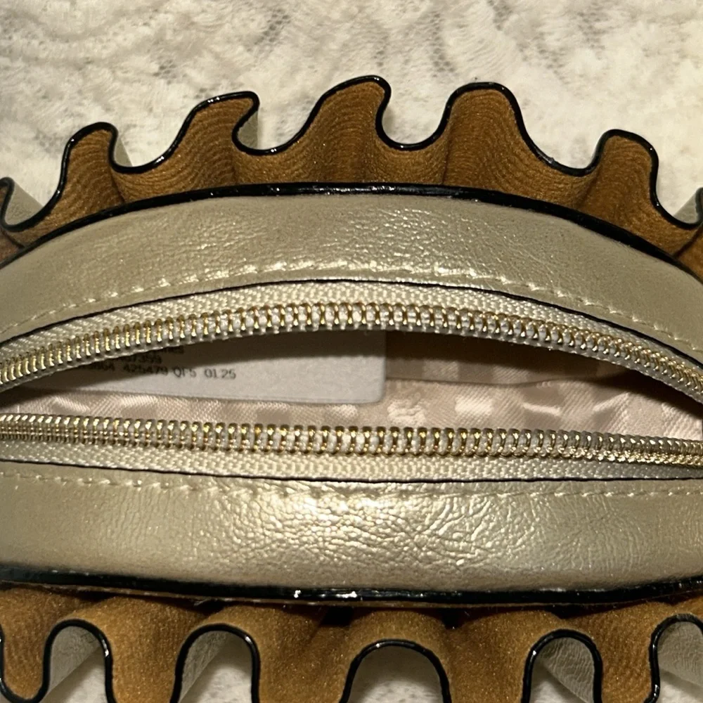 Beautiful Shell Coin Pouch - Picture 6 of 7